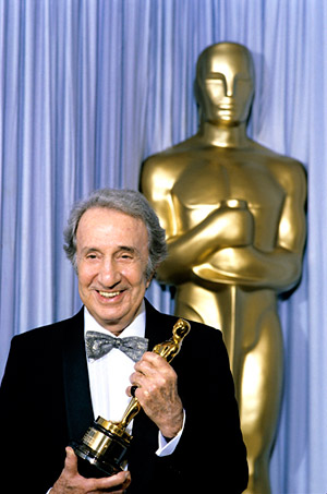 Alex North accepting an honorary Oscar at the 58th Annual Academy Awards in 1986. (Courtesy of the Margaret Herrick Library)